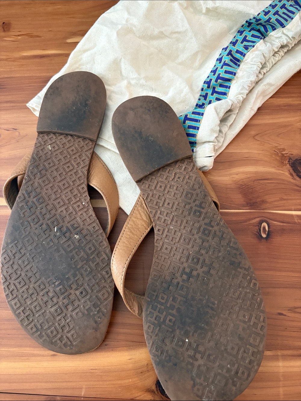 Tory Burch Tan Leather Logo Thong Sandals with Gold Emblems - Picture 2 of 2